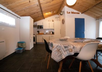 Gästezimmer mit Küche und Esstisch in Frankreich