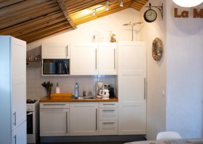 Küche mit Kühlschrank in Frankreich