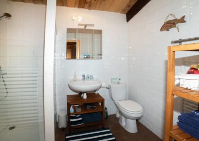 Komplett-Badezimmer-in-Zimmer-in-Frankreich
